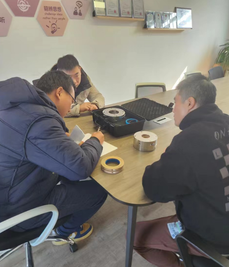 混合機客戶邀約上門，對旋轉軸封進行技術交流